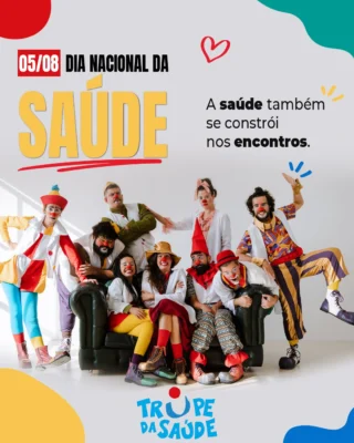 Hoje celebramos o Dia Nacional da Saúde. 💙

Quando falamos em saúde, é natural pensar em consultas, exames, medicamentos e tratamentos. Tudo isso é essencial.

Mas a saúde também se constrói nos encontros.

Ela está em uma pausa no meio da rotina, em uma risada compartilhada, em um olhar que reconhece a pessoa para além da doença e em ambientes onde o cuidado também ganha presença, sensibilidade e humanidade.

É por isso que, há mais de 25 anos, a Trupe da Saúde leva a arte para dentro dos hospitais. Não para substituir o trabalho das equipes de saúde, mas para caminhar ao lado dele, criando novas possibilidades de relação e tornando a experiência hospitalar mais humana. 🤡✨

Porque a saúde também passa pelas emoções, pelos vínculos e pela forma como cada pessoa é acolhida.

A saúde também se constrói nos encontros. ❤️